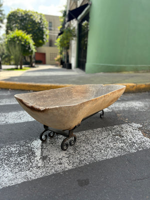 Batea de madera con base de herrería