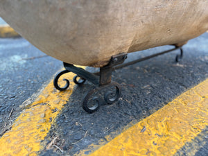 Batea de madera con base de herrería